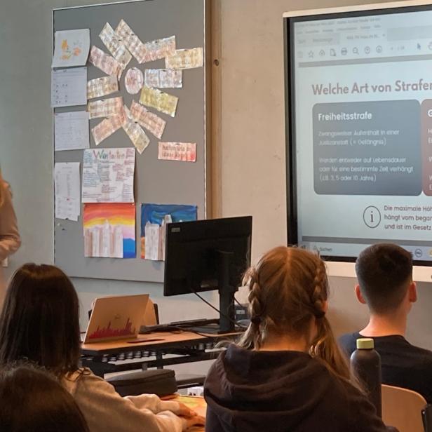 Eine Klasse schaut auf einen Bildschirm