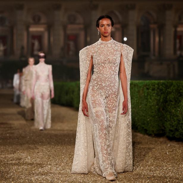 Eine Frau präsentiert ein Kleid der Dior Cruise Collection in Rom.