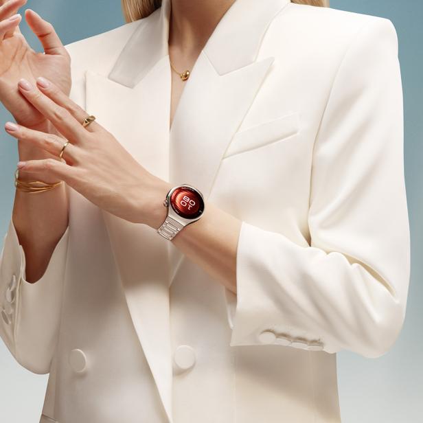 Frau mit HUAWEI Watch