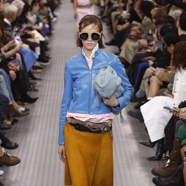 Ein Model läuft auf dem Laufsteg bei der Miu Miu Show während der Pariser Fashion Week Frühjahr/Sommer 2025.