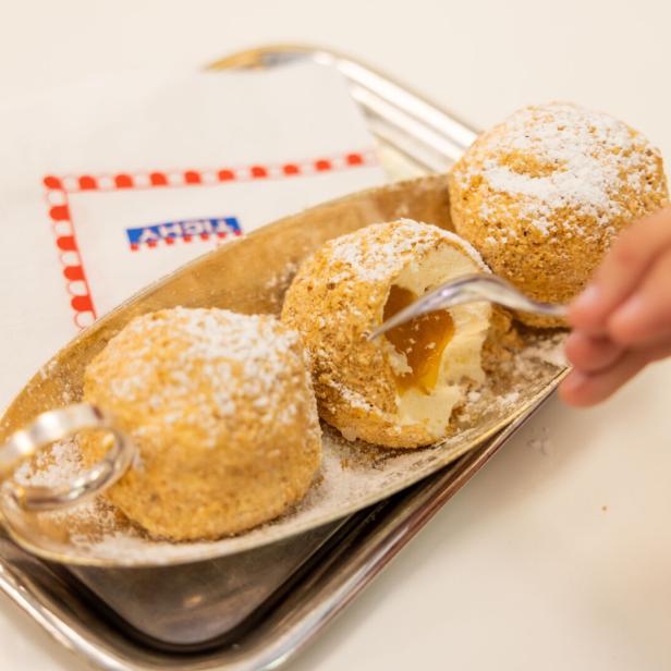 Drei Eismarillenknödel in der typischen Metallschale.