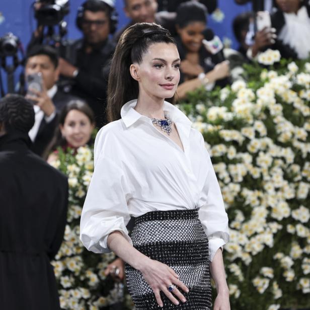 Anne Hathaway auf dem roten Teppich der Met Gala 2025 im Metropolitan Museum of Art in New York.