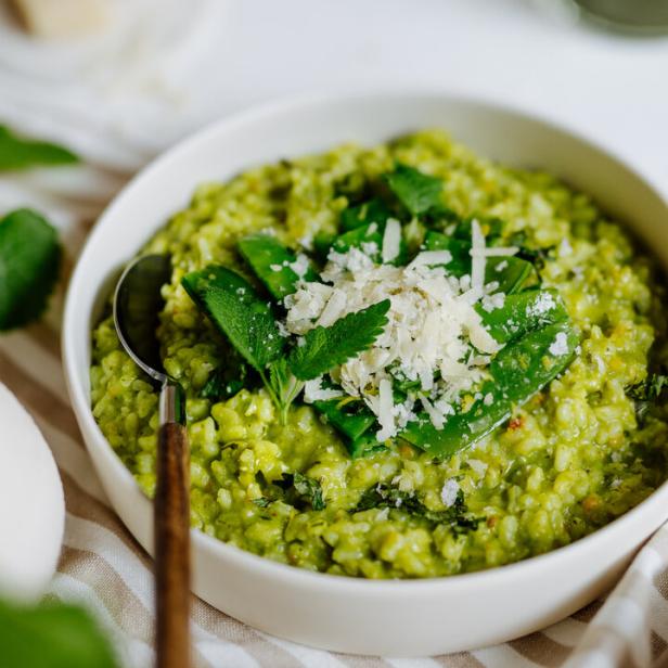 Risotto mit Zuckerschoten und Zitronenmelisse.