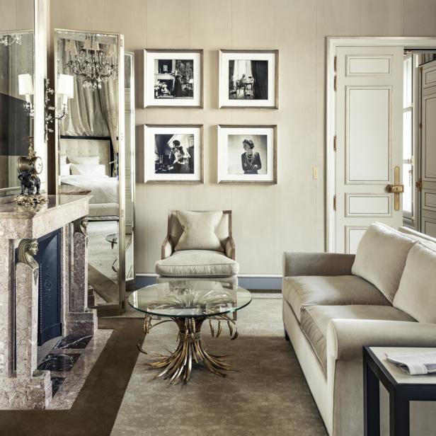 Ein elegantes Wohnzimmer mit einem Sofa, einem Sessel und einem verzierten Couchtisch.