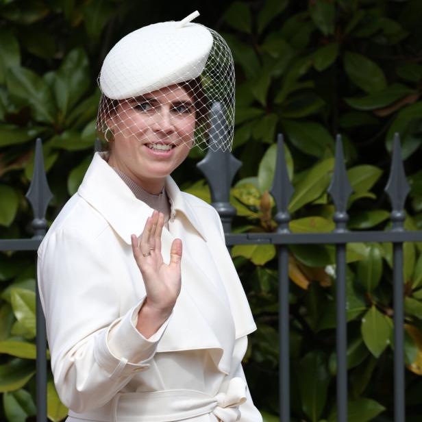 Prinzessin Eugenie mit weißem Hut und Schleier winkt freundlich.