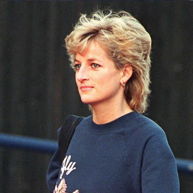 Prinzessin Diana trägt ein Sweatshirt von Virgin Atlantic.