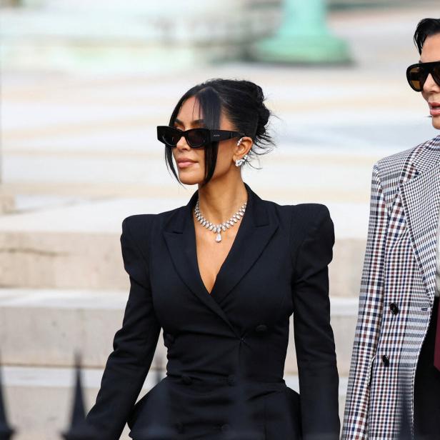Kim Kardashian nimmt in Paris an einem Prozess wegen Raub teil.