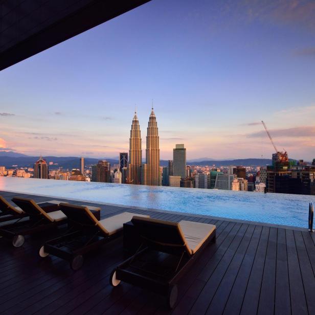Infinitypool umrandet von einer Skyline