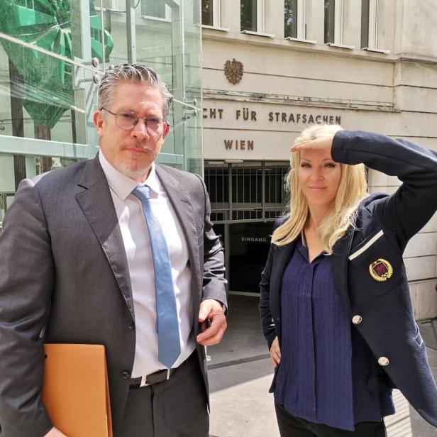 Ein Mann und eine Frau vor dem Landesgericht für Strafsachen in Wien im Zusammenhang mit dem „Lugner Prozess“.