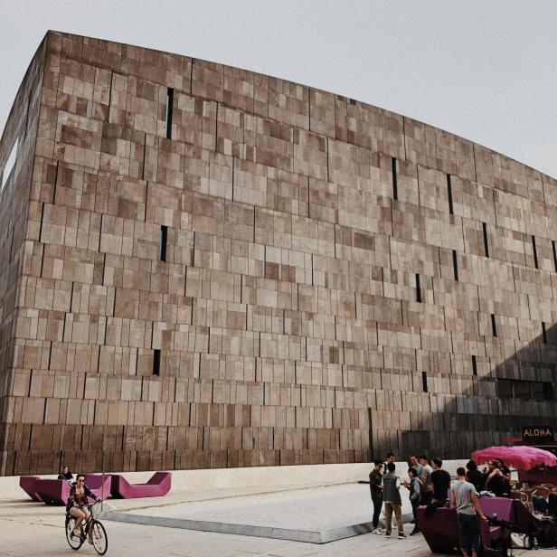 Auf dem Bild ist das Museum als Teil des Museumsquartiers in Wien abgebildet.