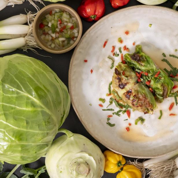 Vietnamesische Krautrouladen mit Jungzwiebel-Dip
