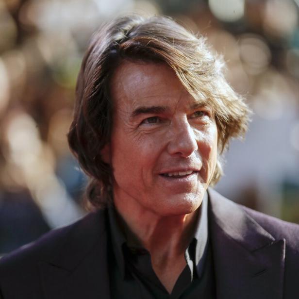 Porträt von Tom Cruise in einem dunklen Anzug.