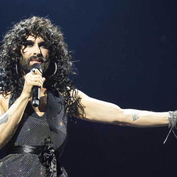 Conchita Wurst tritt im Eurovision Village auf.