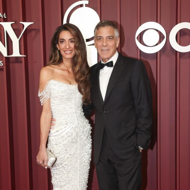 Amal und George Clooney auf dem roten Teppich der 78. Tony Awards.