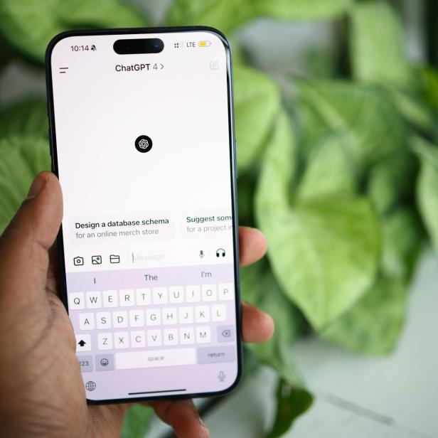 Startseite von ChatGPT auf dem Screen eines Smartphones