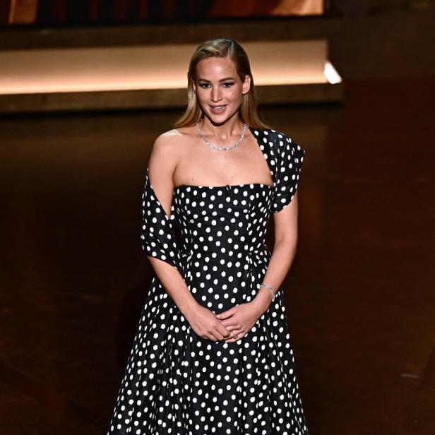 Jennifer Lawrence in einem schwarz-weißen Punktkleid bei einer Preisverleihung.