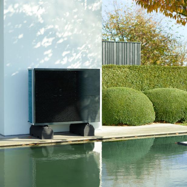 Ein Pool mit einer Wärmepumpe, der das Wasser auf angenehme Temperaturen erwärmt.