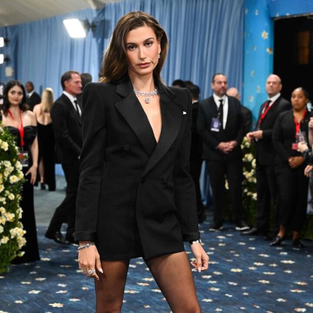 Hailey Bieber posiert auf der Met-Gala.