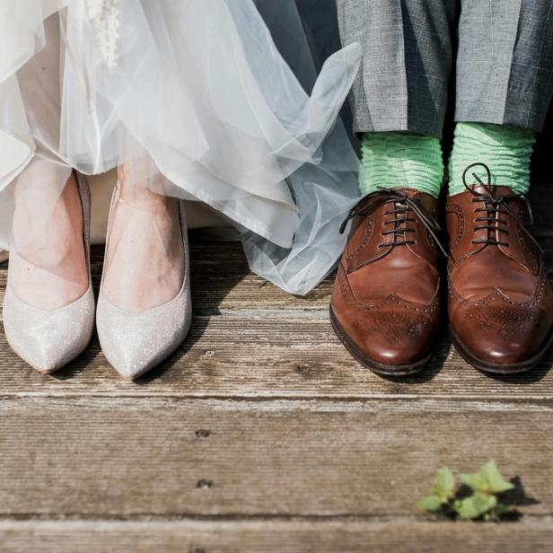Hochzeitsschuhe einer Frau und eines Mannes