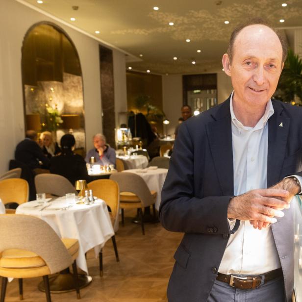 Attila Dogudan posiert in einem eleganten Restaurant.