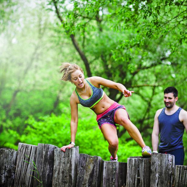 Ein Pärchen das gemeinsam durch den Park joggt