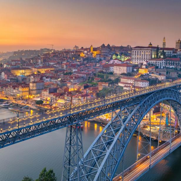 Die Dom-Luís-I-Brücke überspannt den Douro in Porto, Portugal.