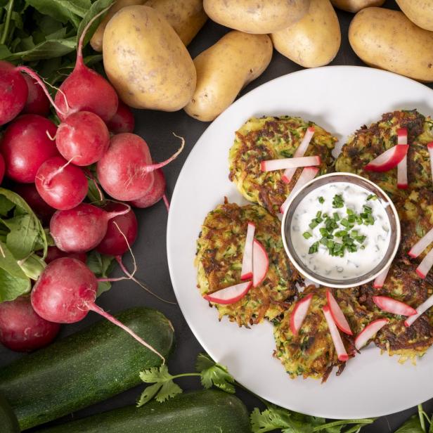 Zucchini-Erdäpfel-Rösti mit eingelegten Radieschen