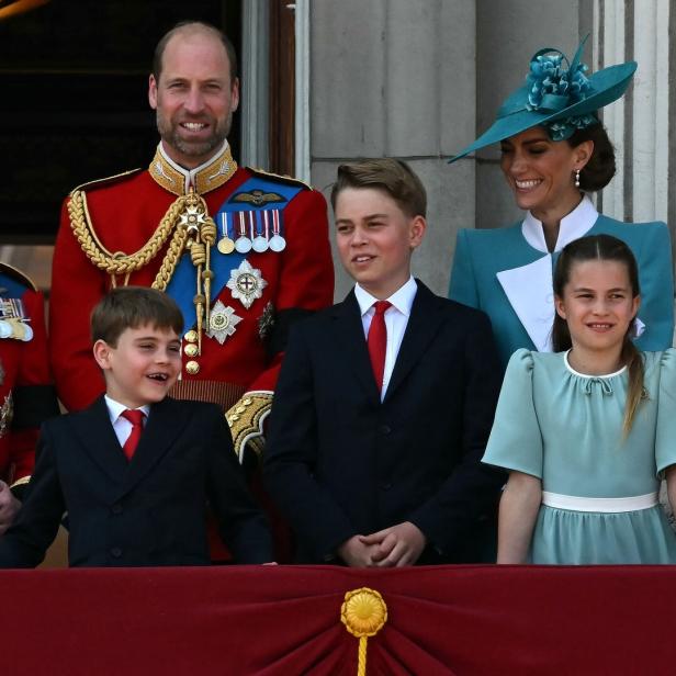 Charles, William und Kate mit Louis, George und Charlotte auf dem Balkon des Buckingham-Palasts.