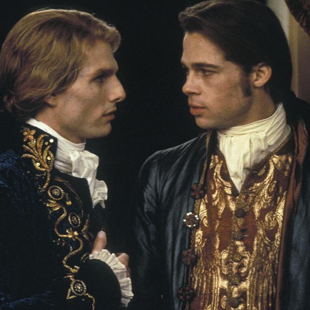 Tom Cruise und Brad Pitt in Kostümen im Film „Interview mit einem Vampir“.