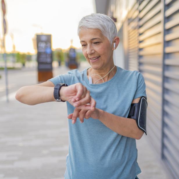 Smarte Fitnessuhren messen die Herzfrequenz.
