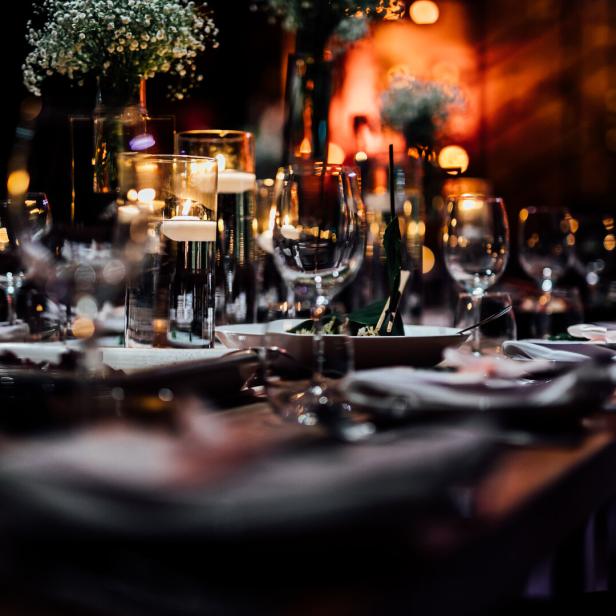 Wein- und Champagnergläser bei luxuriösen Hochzeiten und Veranstaltungen.