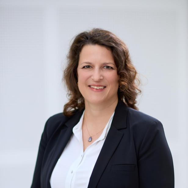 Eine Frau in einem schwarzen Anzug 