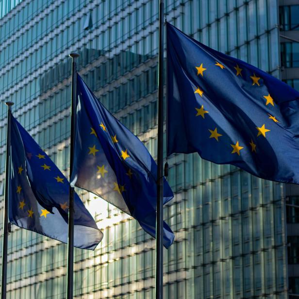 Vor dem Hauptsitz der Europäischen Kommission in Brüssel wehen EU-Flaggen im Wind