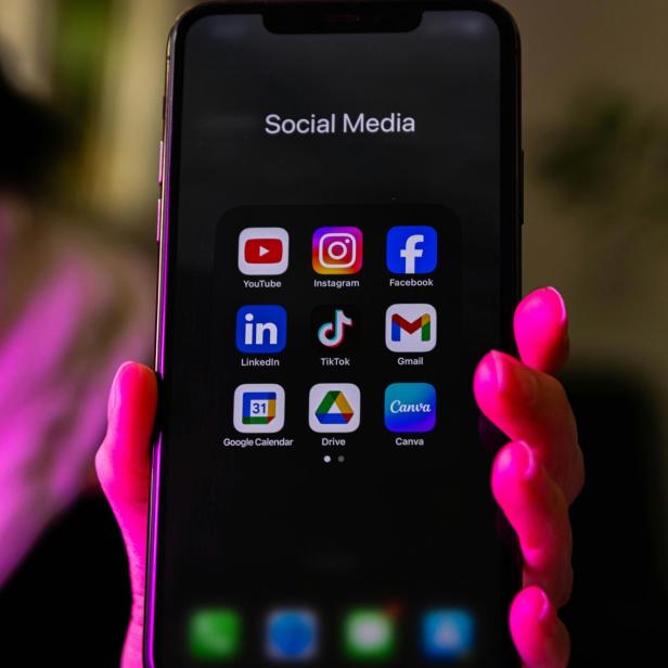 Icons von verschiedenen Social-Media-Apps wie Instagram und Facebook auf einem Handybildschirm