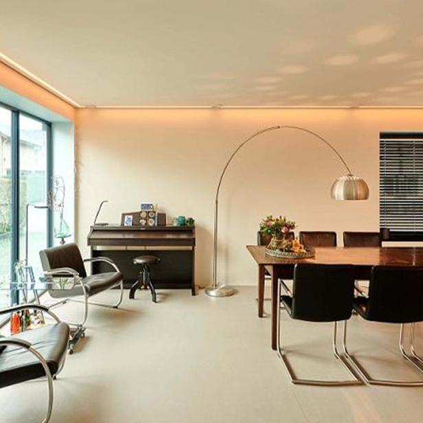Ein Wohnzimmer mit einer schönen, hellen Decke