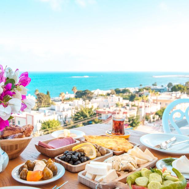 Frühstück am Strand in einem Hotel oder Resort am Meer in der Sommersaison. Traditionelles türkisches oder griechisches Frühstück in Bodrum, Türkei oder Griechenland.