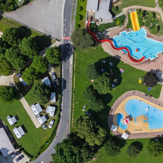 Ein Campingplatz von oben, mit Swimmingpools 