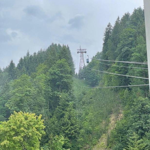Seilbahn über Waldgebiet in Vorarlberg