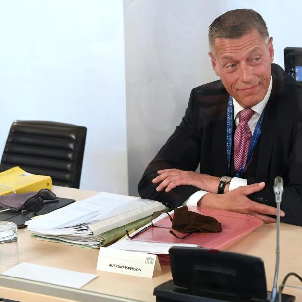 Ein Mann sitzt an einem Tisch. Es ist Sektionschef Pilnacek.