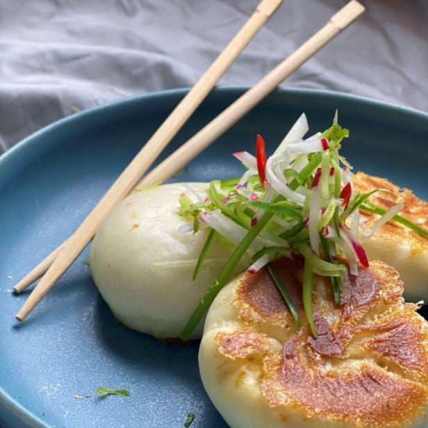 Zucchini-Buns mit Champignons.