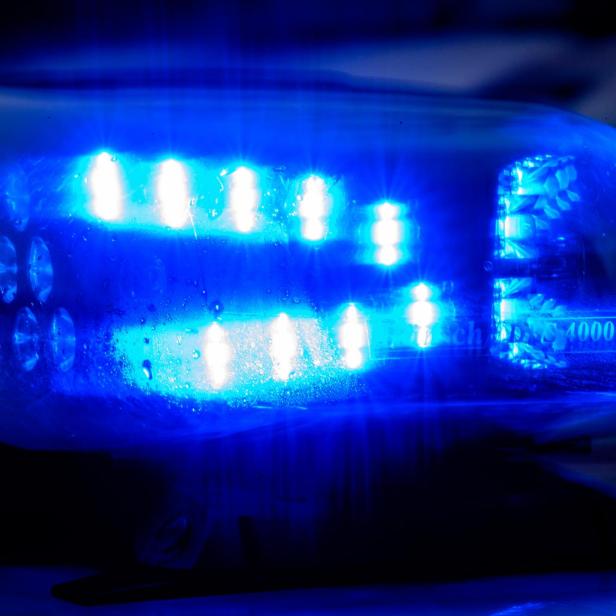 Das Foto zeigt ein Blaulicht auf einem Polizeifahrzeug.