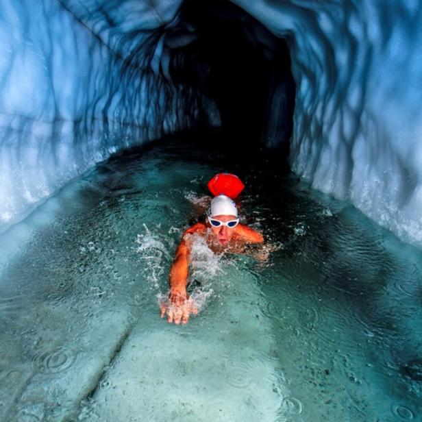 Eisschwimmer im Natur Eis Palast Hintertux.