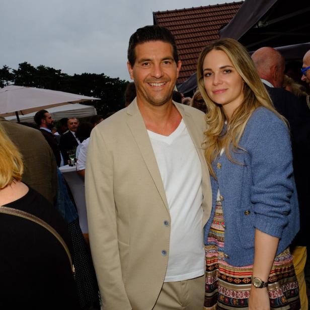 Ein Mann und eine Frau posieren lächelnd auf einer Veranstaltung.