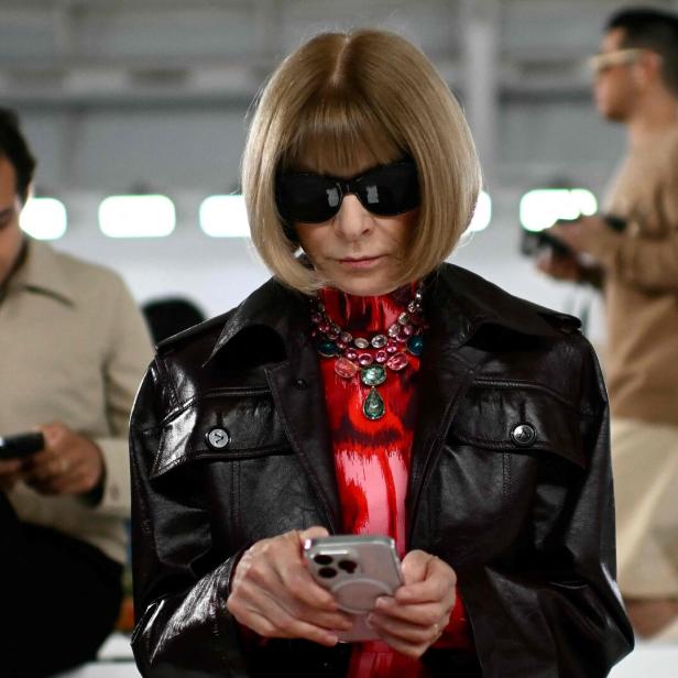 Anna Wintour benutzt ihr Handy während der Mailänder Modewoche.