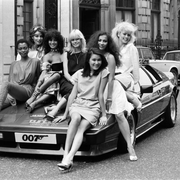 Models posieren auf einem Lotus Esprit, der im Film „For Your Eyes Only“ zu sehen war.