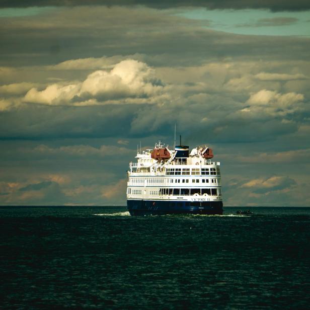 Kreuzfahrtschiff im Meer.