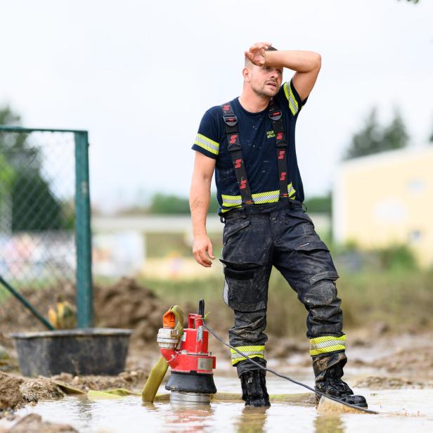 NIEDERÖSTERREICH: UNWETTER - AUFRÄUMARBEITEN NACH ERNEUTEM STARKREGEN BEI HOLLABRUNN
