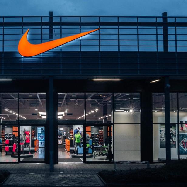 Auf dem Bild ist die Front eines Nike-Stores zu sehen.
