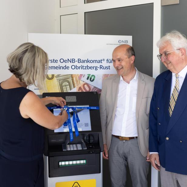 Bürgermeisterin Daniela Engelhart schneidet offiziell die Schleife am neuen Bankomaten durch.