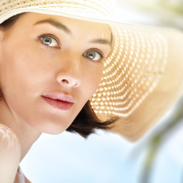 Junge Frau mit perfektem Make-up im strahlenden Sonnenschein.